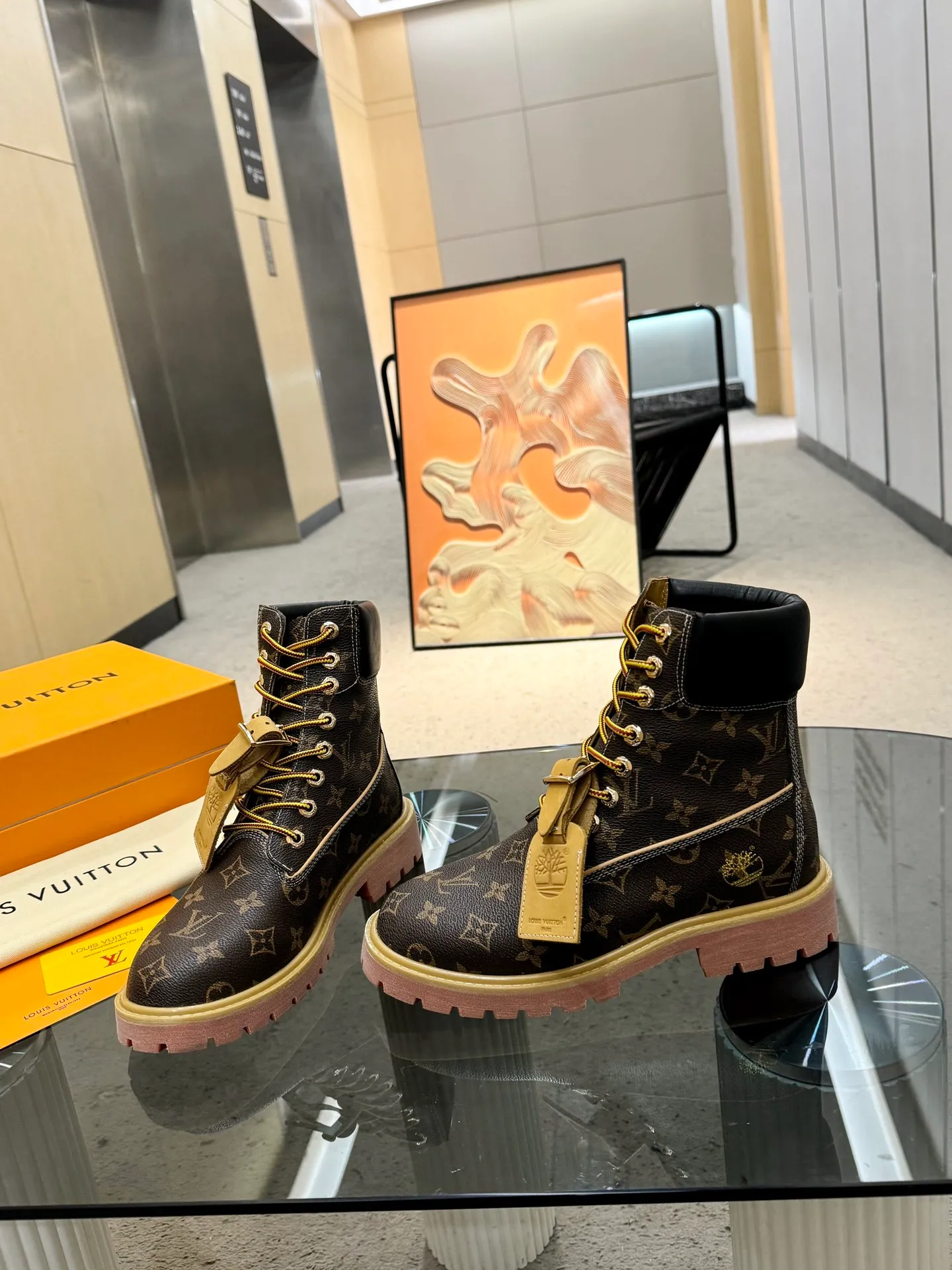 👟👟Ex-factory price 560👟👟 Men's size +20 Top version: 🏆Louis Vuitton x Timberland co-branded Via Instagram Lv ²⁰²4𝐬𝐬 Early autumn Timberland rhubarb boots worn by many stars 💯Multiple sets of outfits, autumn and winter limited edition👊 It is very difficult to buy at counters. This will be the first explosive version to detonate early autumn. It is worthy of having a unique fashion trend leading style. It is highly recommended to buy. Fabric: first layer nubuck leather. Lining: cowhide lining. Outsole: two-color rubber (sole thickness 5cm). Size: Female 35-41 (41 customized) Male 39-45 (45 customized)
